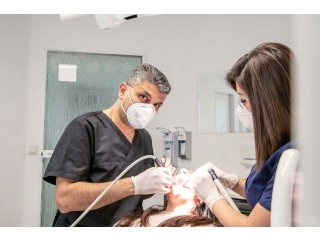 الدكتور قيس زينب دكتور أسنان عربي في كولن